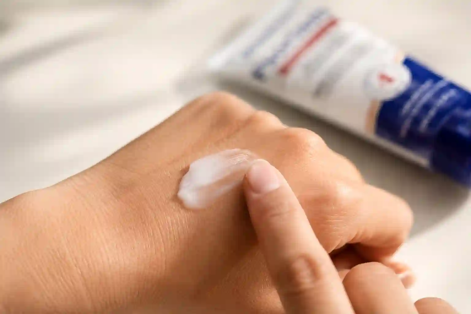 Dermfree krém felvitele a kézfejre