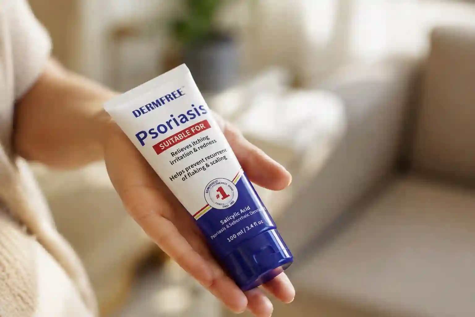 Dermfree krém egy nyitott tenyéren
