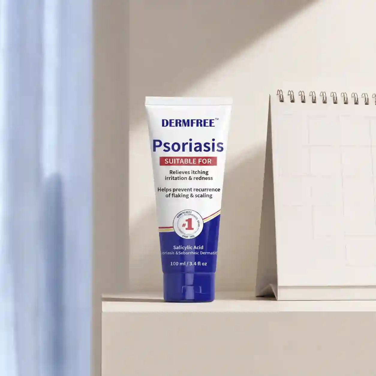 Dermfree tubus egy naptár mellett a polcon